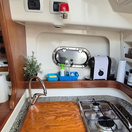 Botel Oktavia Ii